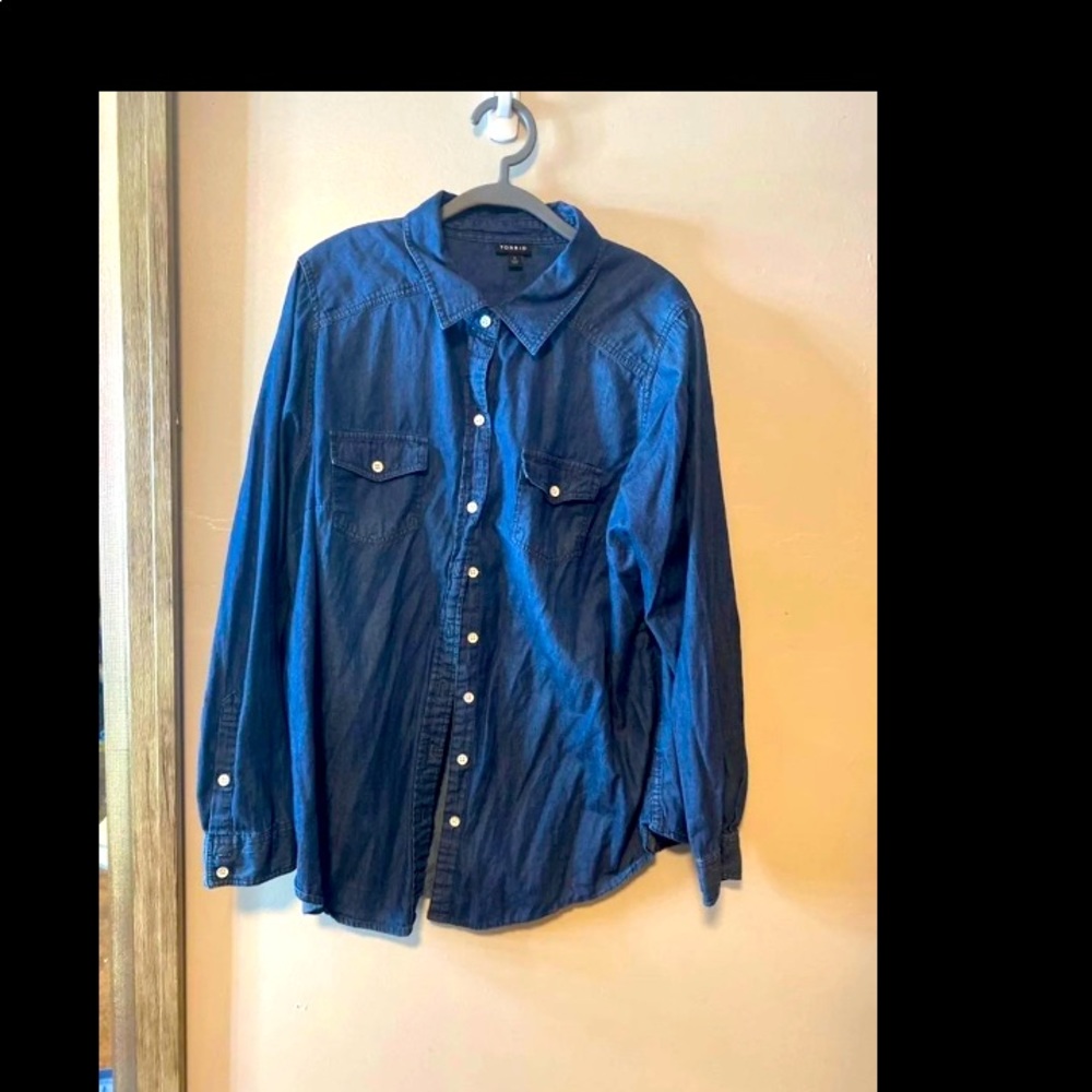 NWOT Torrid size 1 DARK DENIM BUTTON-UP SHIRT